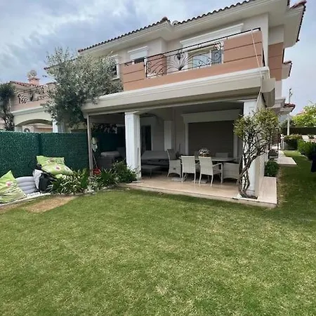 Будинок відпочинку Alacati Carsida, Oezel Havuzlu 4 Odali Izmir Size Iyi Gelecek *